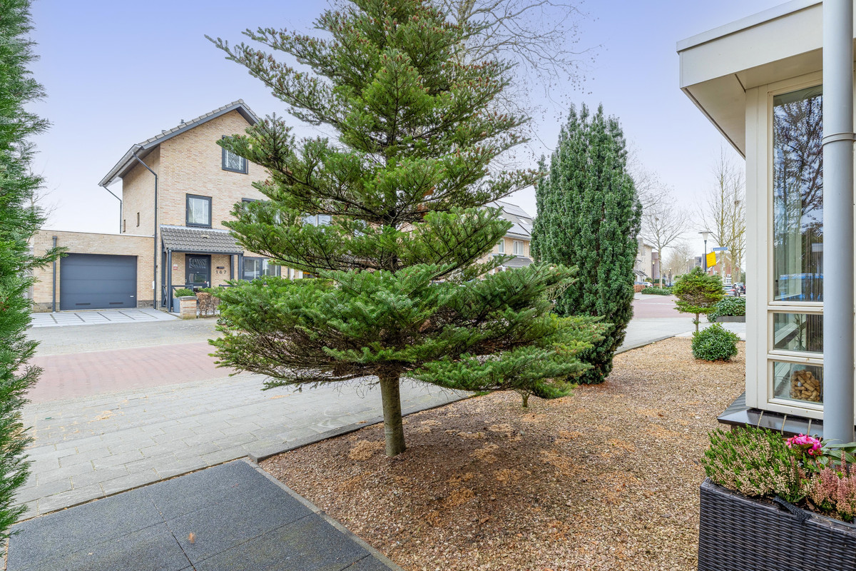 Twee-onder-één-kap te koop: Vrijenburglaan 76, Barendrecht