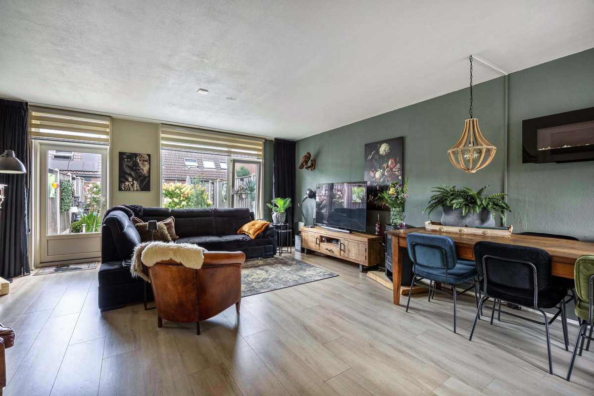 Tussenwoning te koop: Binnendijk 231, Lelystad