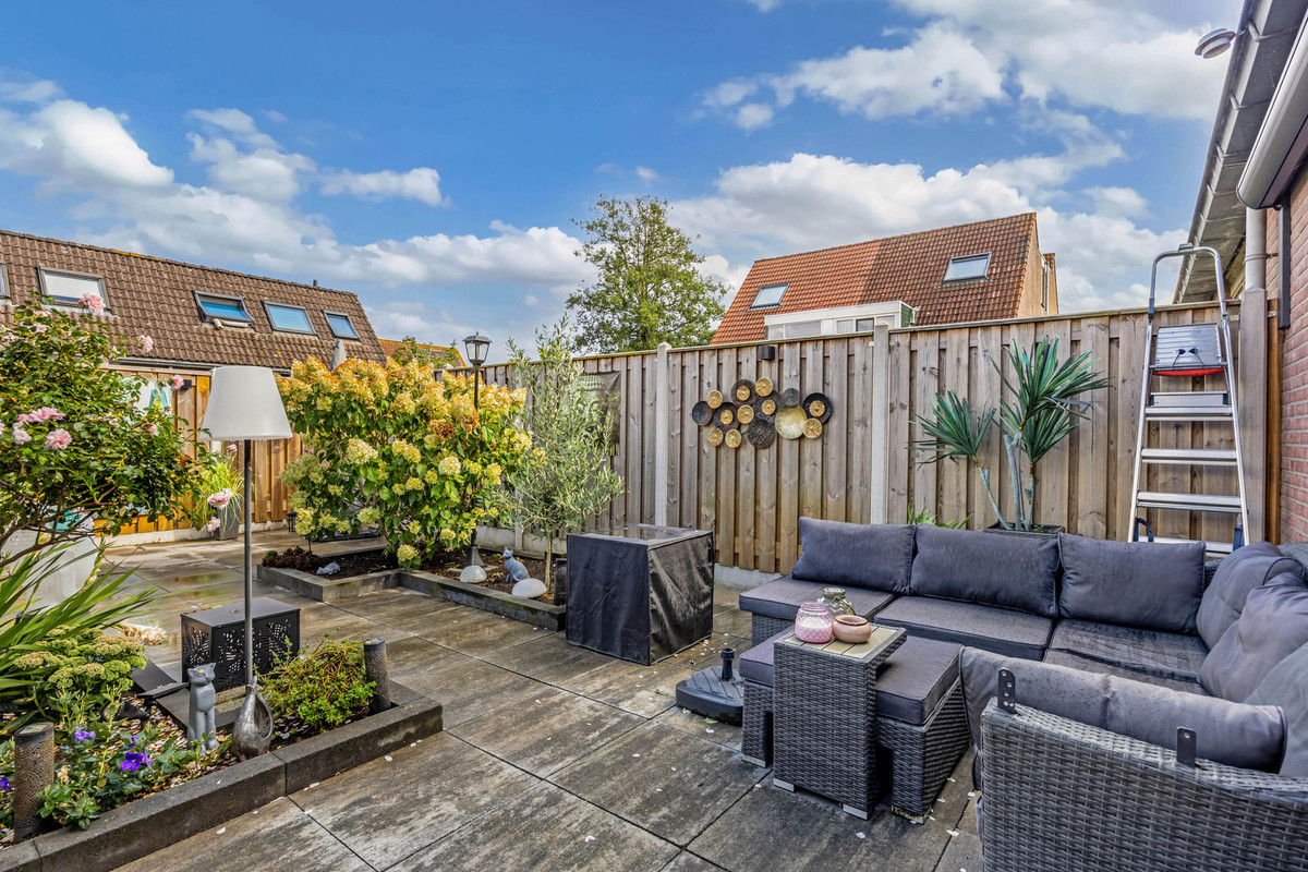 Tussenwoning te koop: Binnendijk 231, Lelystad