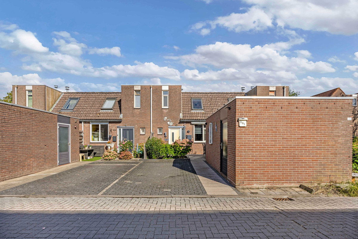 Tussenwoning te koop: Binnendijk 231, Lelystad
