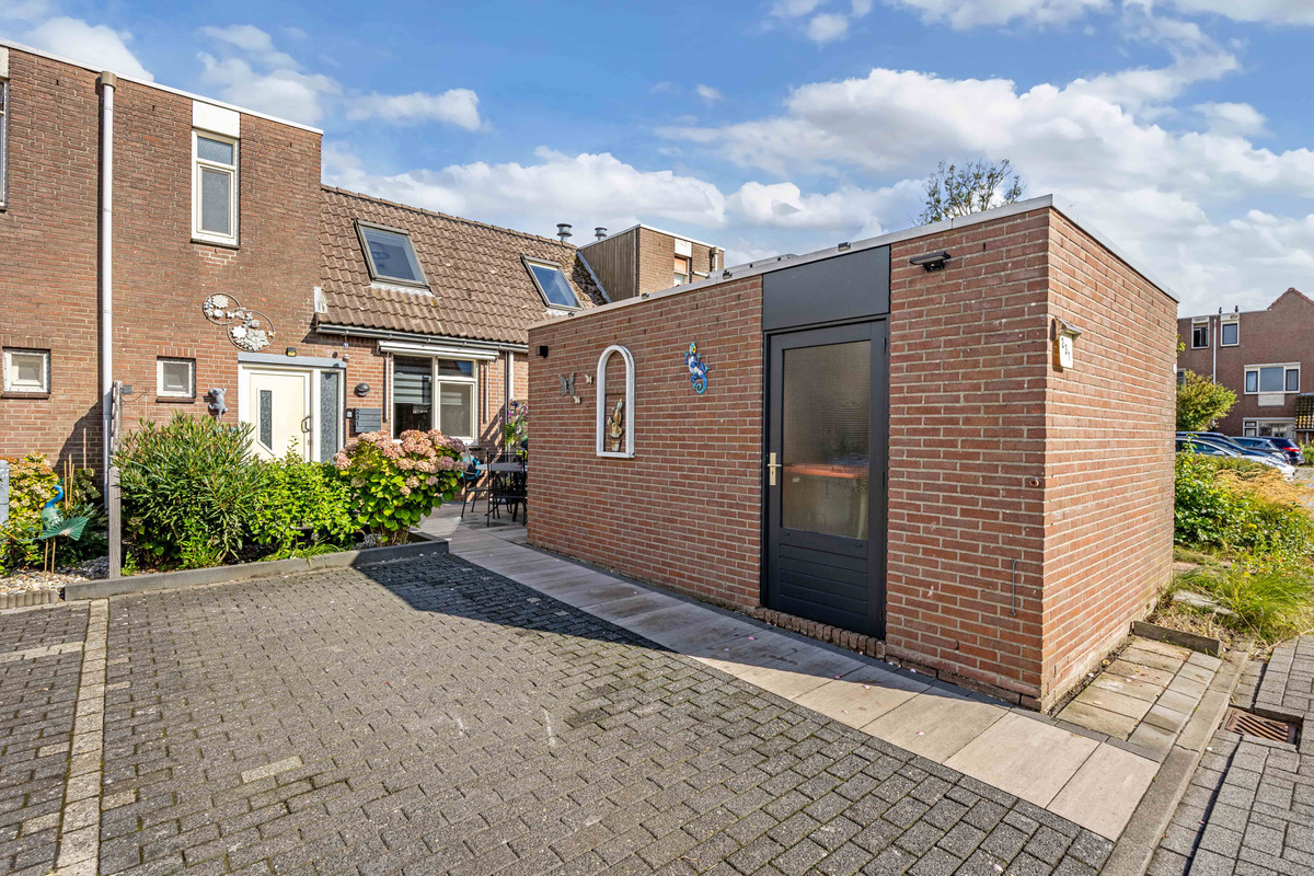 Tussenwoning te koop: Binnendijk 231, Lelystad
