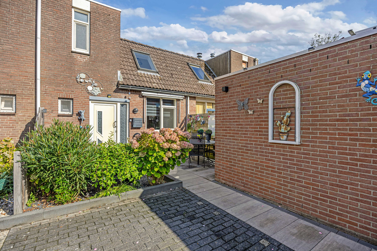Tussenwoning te koop: Binnendijk 231, Lelystad
