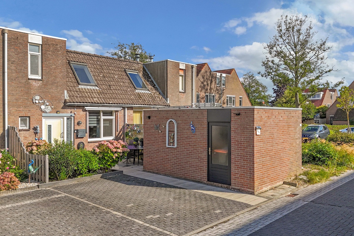 Tussenwoning te koop: Binnendijk 231, Lelystad