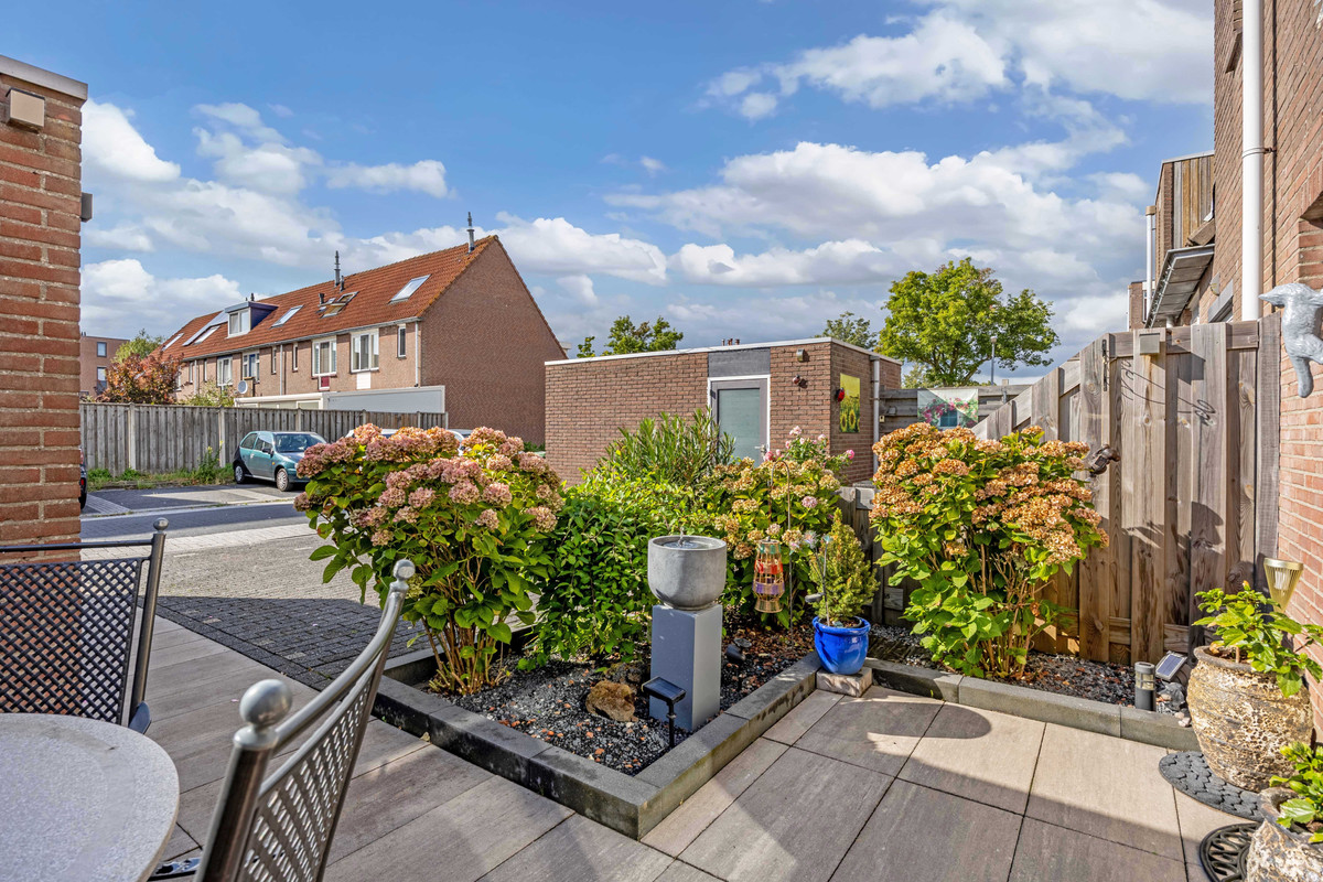 Tussenwoning te koop: Binnendijk 231, Lelystad
