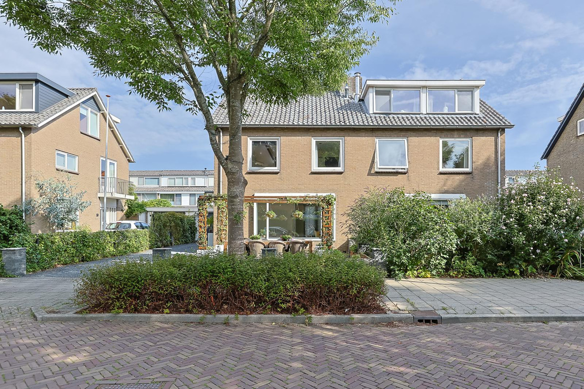 Twee-onder-één-kap te koop: Anna van Burenlaan 12, Alphen Aan Den Rijn