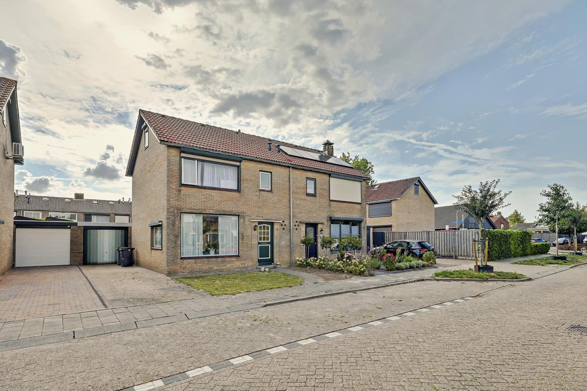 Twee-onder-één-kap te koop: Nieukerckestraat 4, Krabbendijke