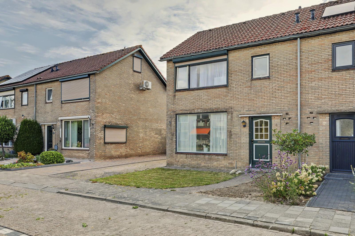 Twee-onder-één-kap te koop: Nieukerckestraat 4, Krabbendijke