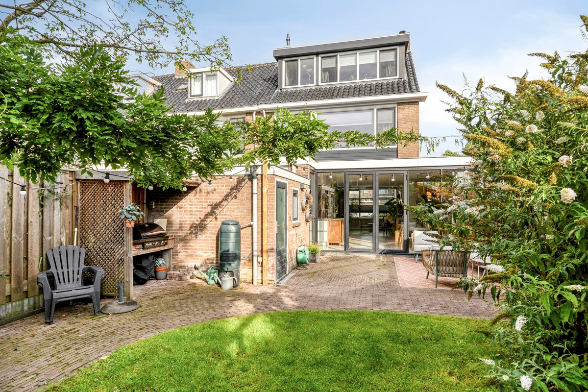 Hoekwoning te koop: Charlotte de Bourbonstraat 26, Leiderdorp