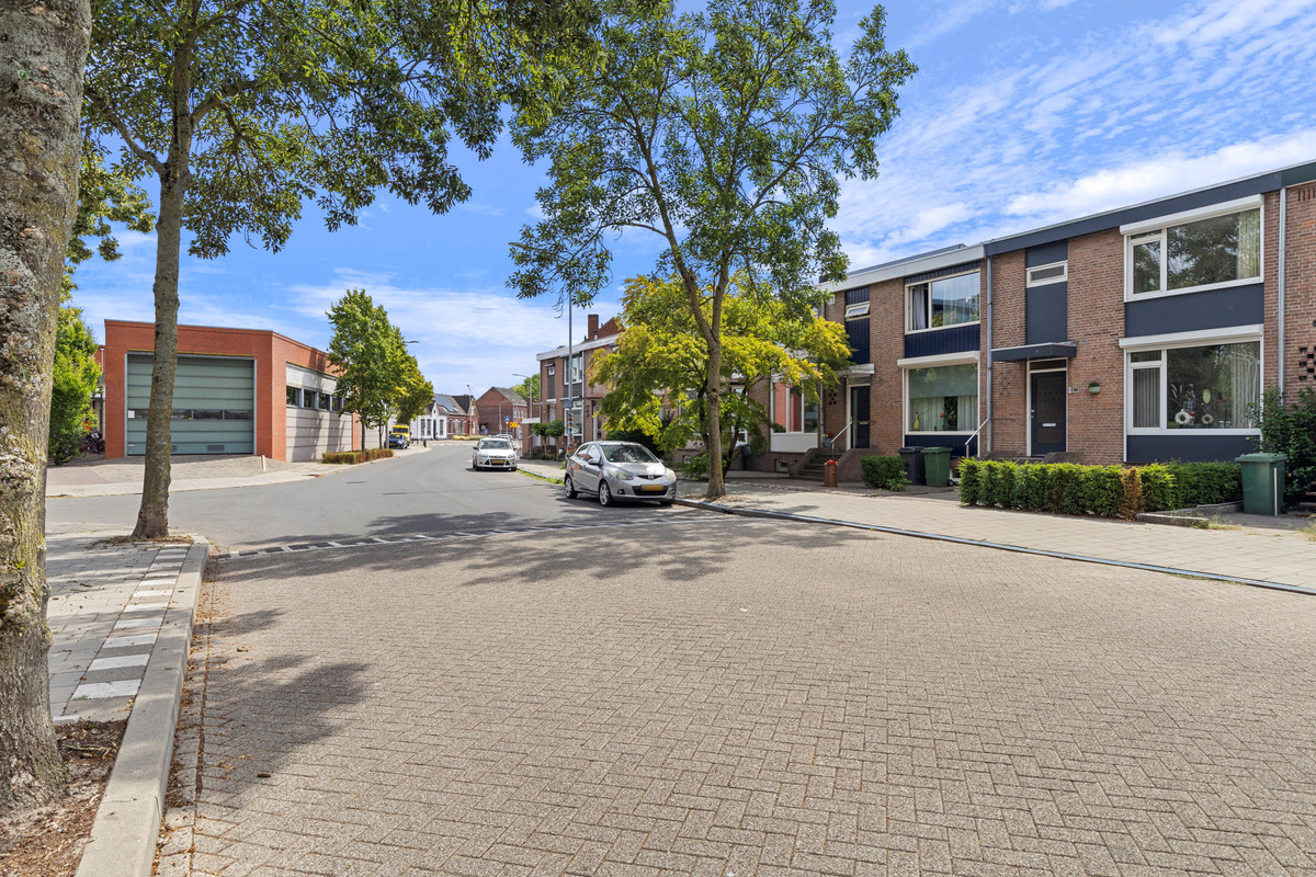 Tussenwoning te koop: Bisschop Schrijnenstraat 30, Venlo
