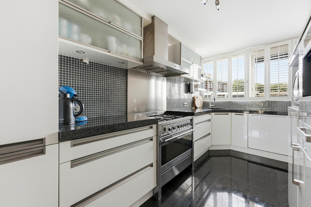 Tussenwoning te koop: W. Plokkerstraat 36, Spijkenisse