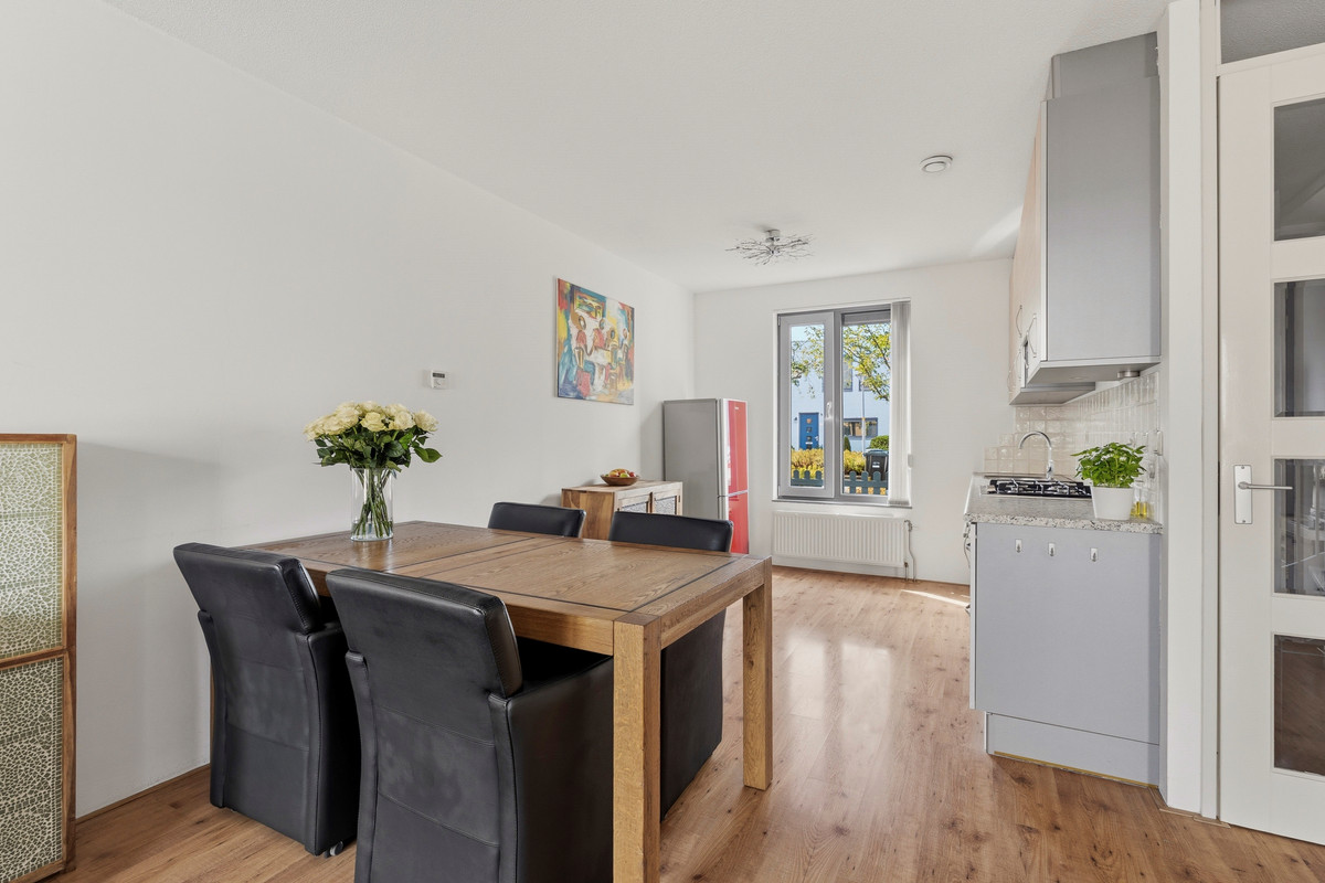 Tussenwoning te koop: Eucalyptastraat 25, Almere