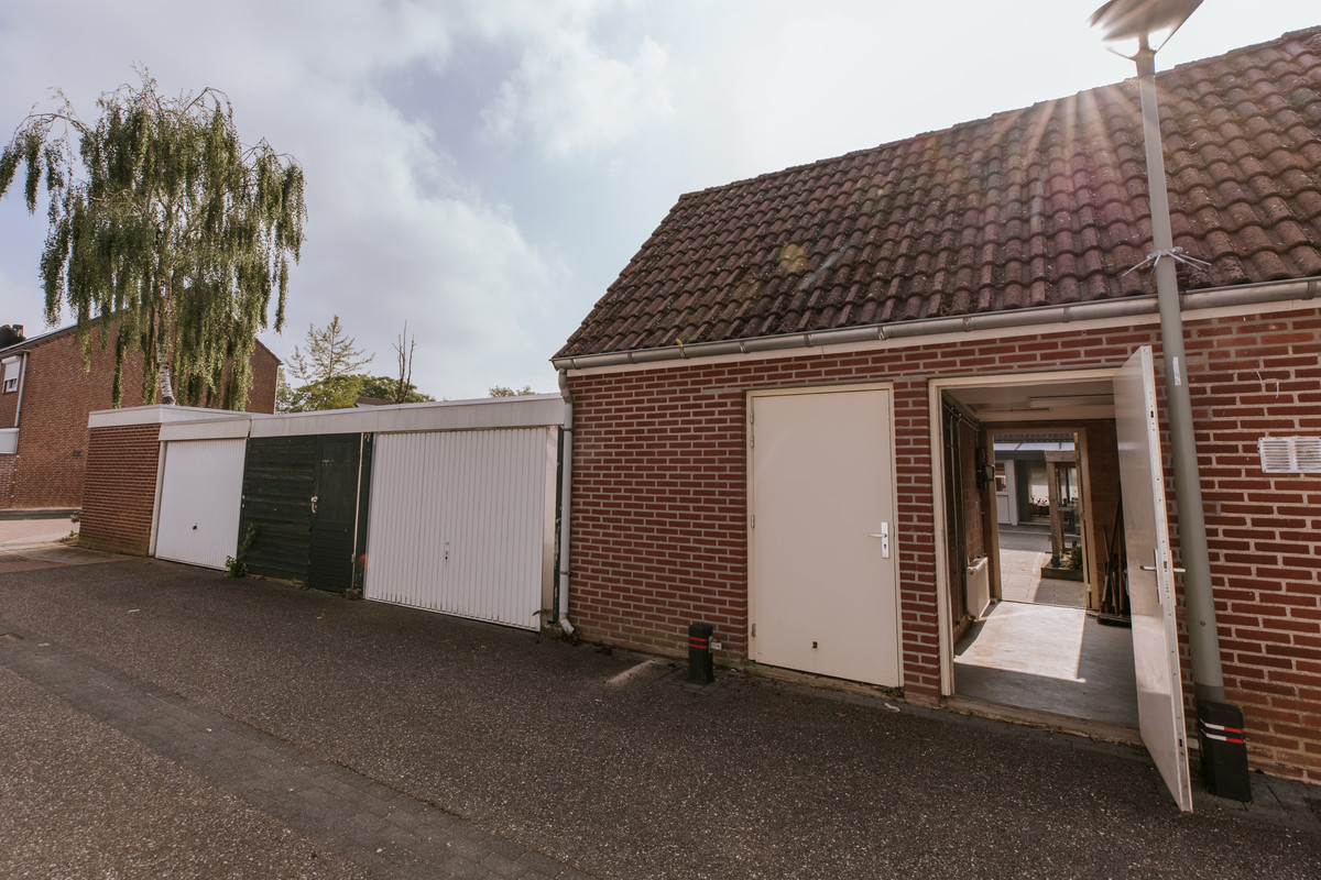 Tussenwoning te koop: Kasteel Hillenraedtstraat 134, Roermond