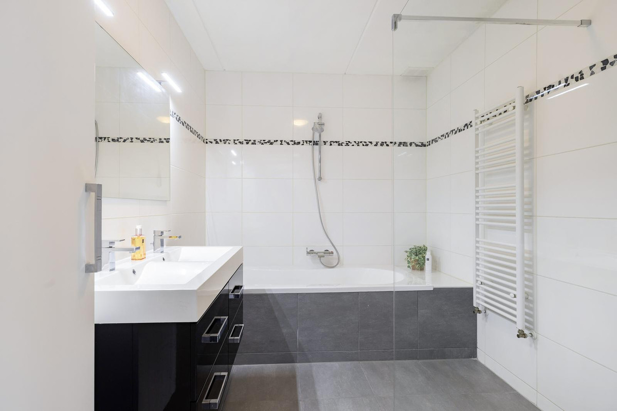 Tussenwoning te koop: Rietvelddreef 56, Barendrecht