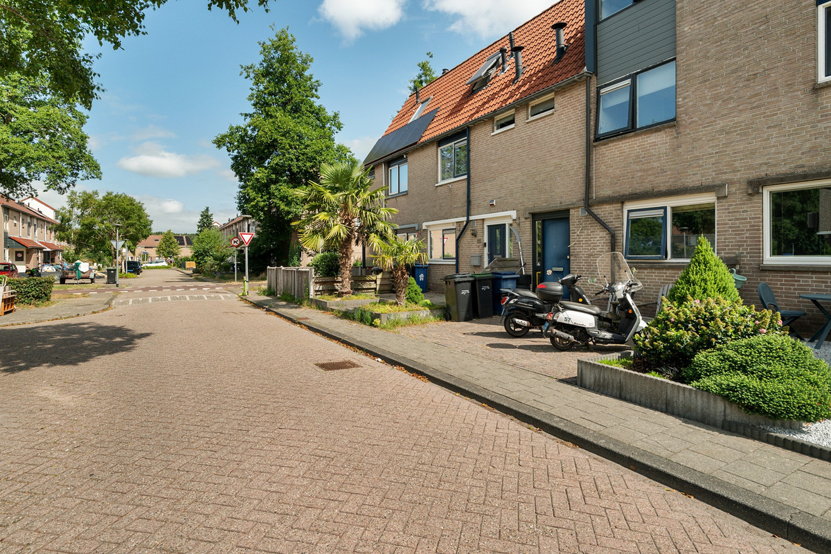 Tussenwoning te koop: Strijkmolenstraat 24, Almere