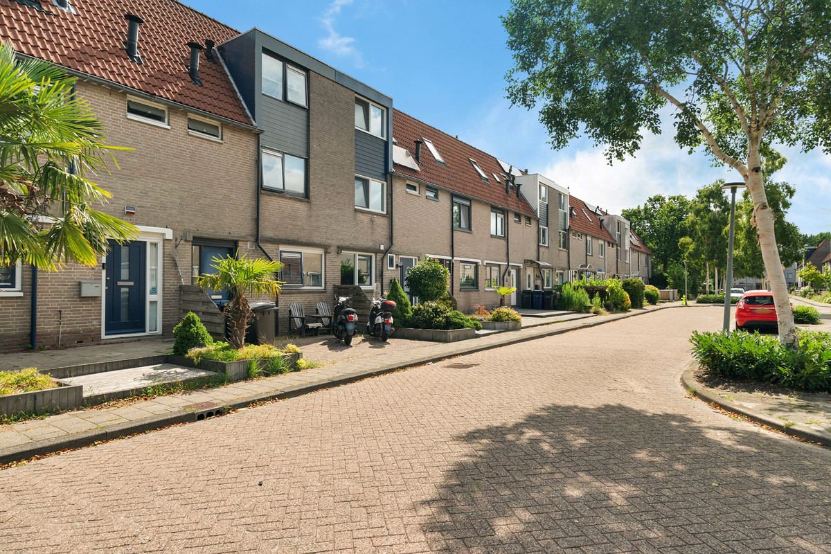 Tussenwoning te koop: Strijkmolenstraat 24, Almere