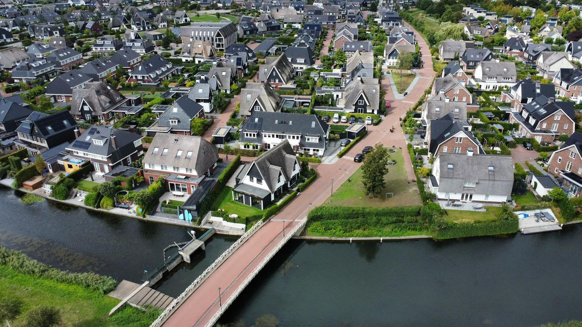 Tussenwoning te koop: Adama van Scheltemalaan 15, Blaricum