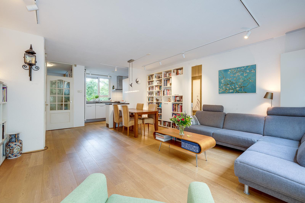 Tussenwoning te koop: Floriszpad 2, Voorschoten