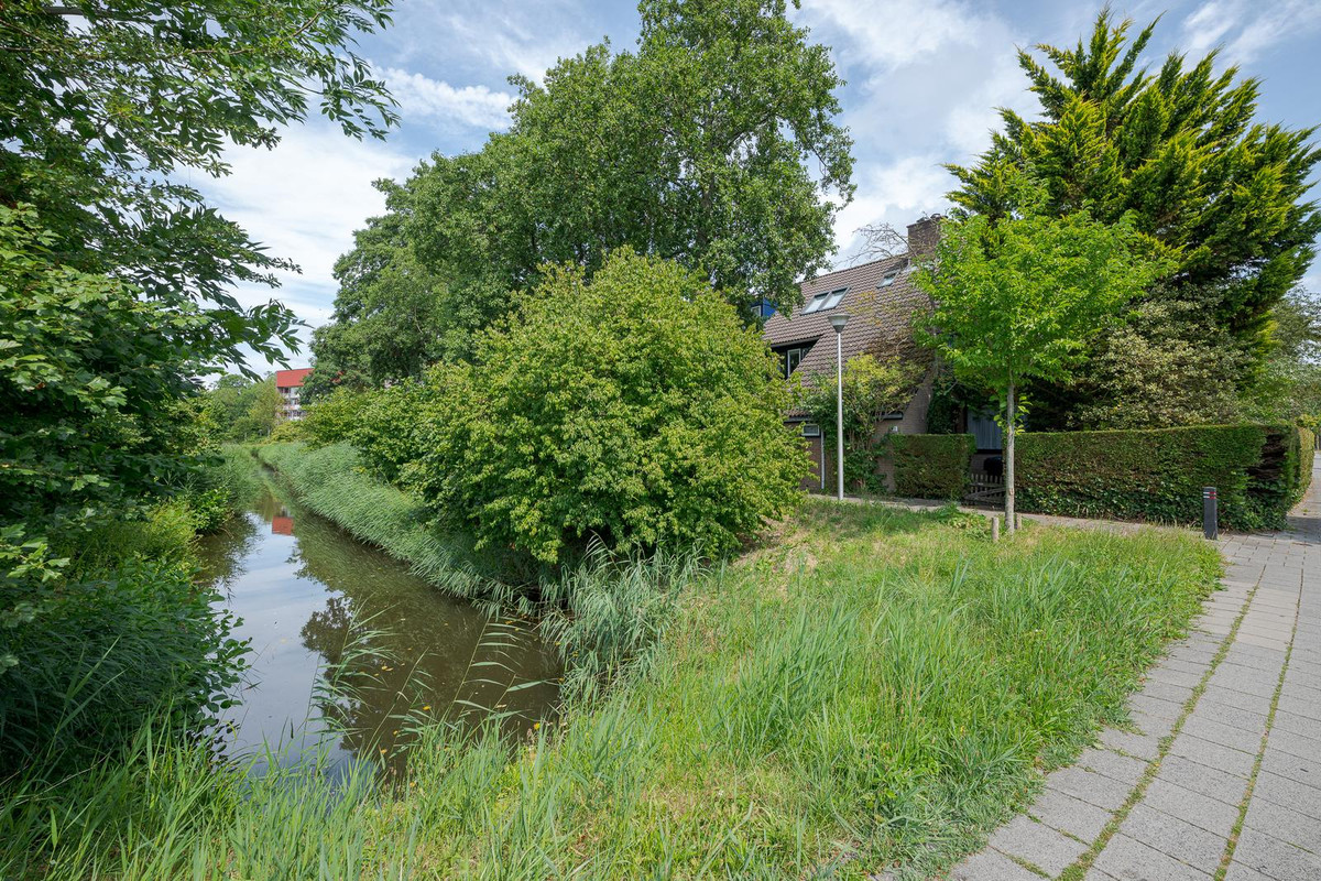 Tussenwoning te koop: Floriszpad 2, Voorschoten