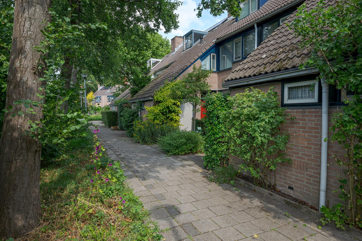 Tussenwoning te koop: Floriszpad 2, Voorschoten