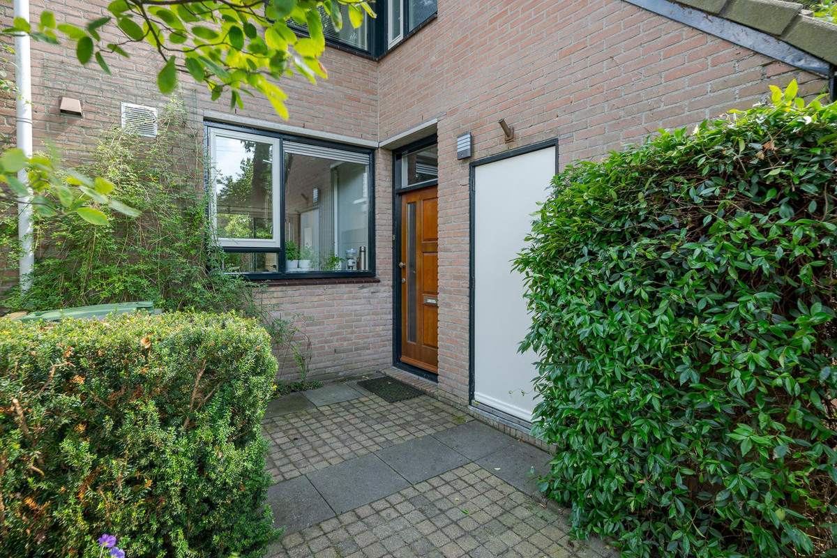 Tussenwoning te koop: Floriszpad 2, Voorschoten