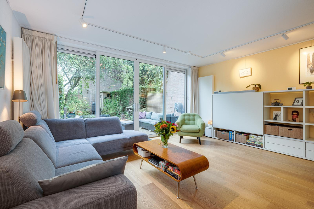 Tussenwoning te koop: Floriszpad 2, Voorschoten