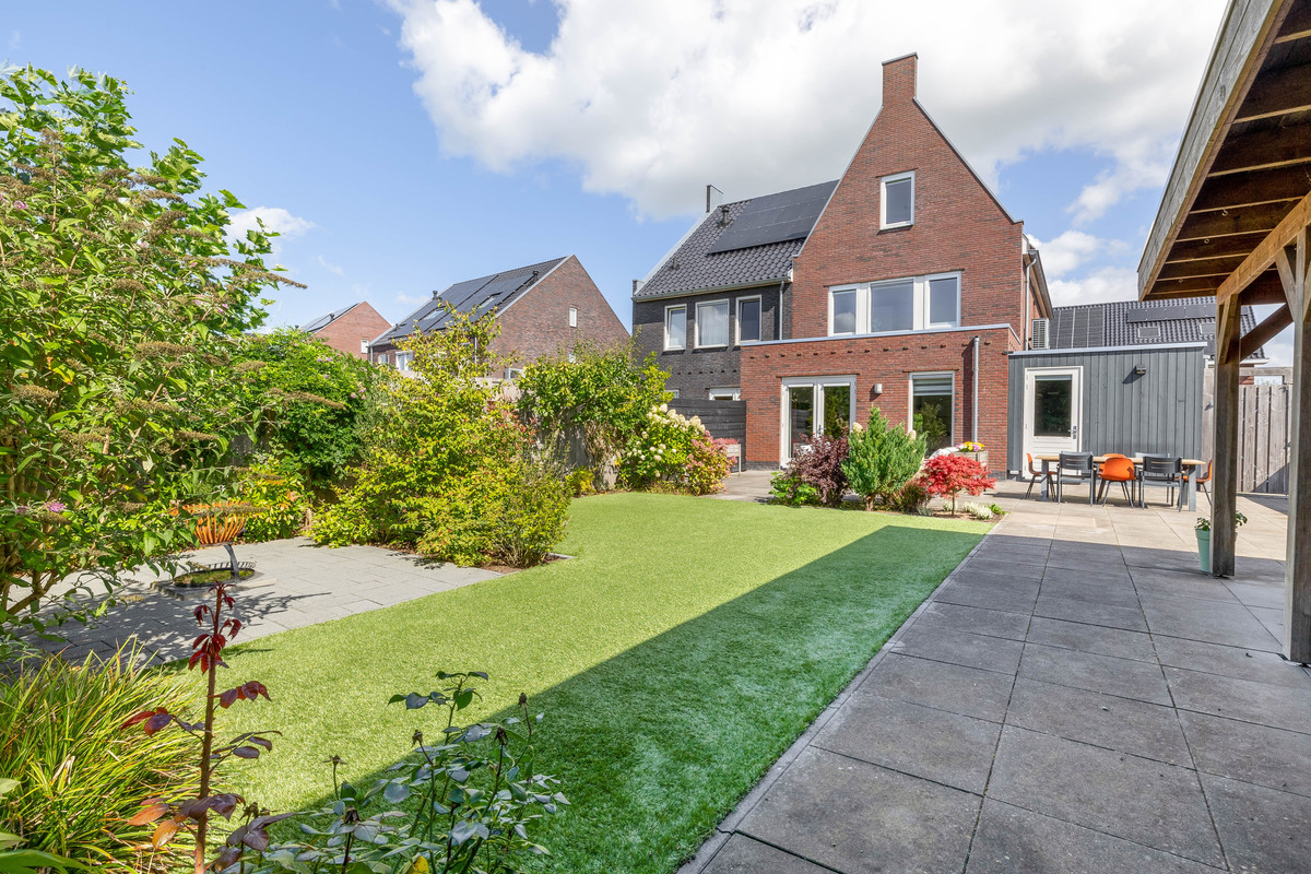 Twee-onder-één-kap te koop: Vederkruid 8, Meerstad
