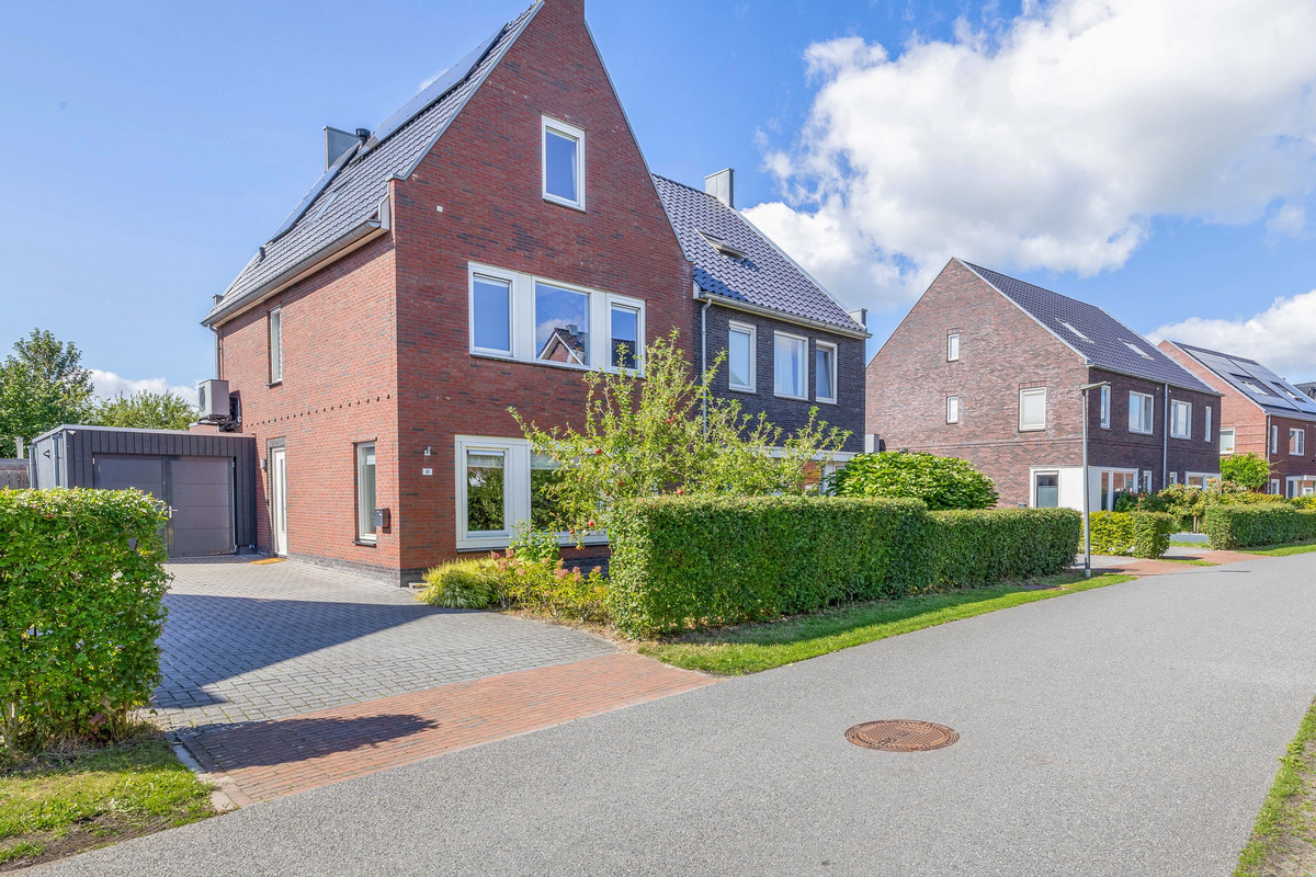 Twee-onder-één-kap te koop: Vederkruid 8, Meerstad