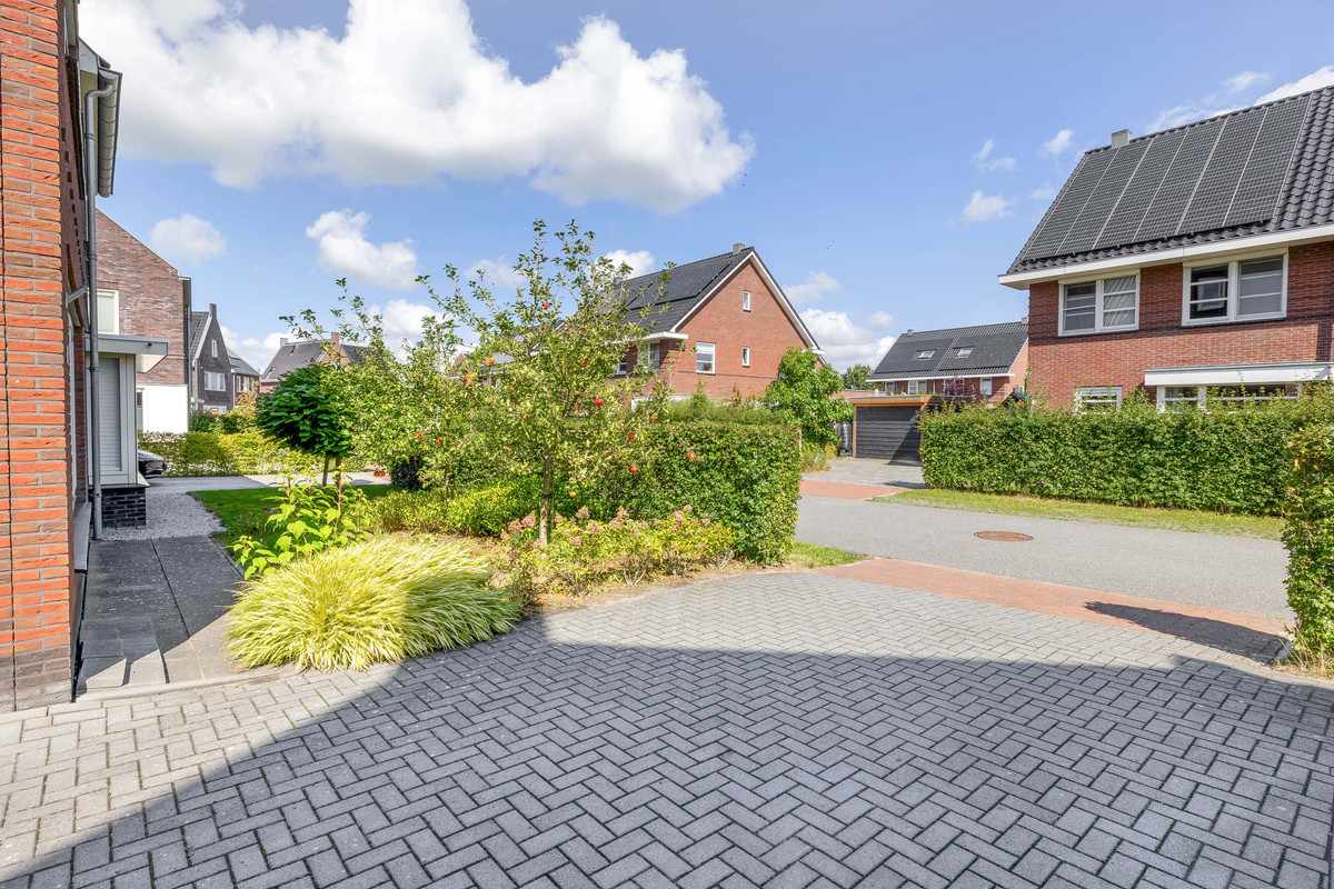 Twee-onder-één-kap te koop: Vederkruid 8, Meerstad