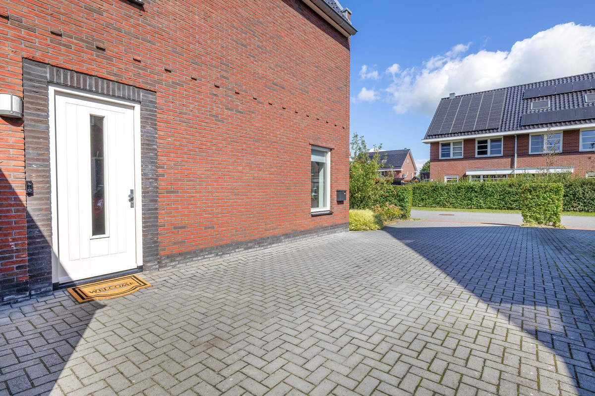 Twee-onder-één-kap te koop: Vederkruid 8, Meerstad