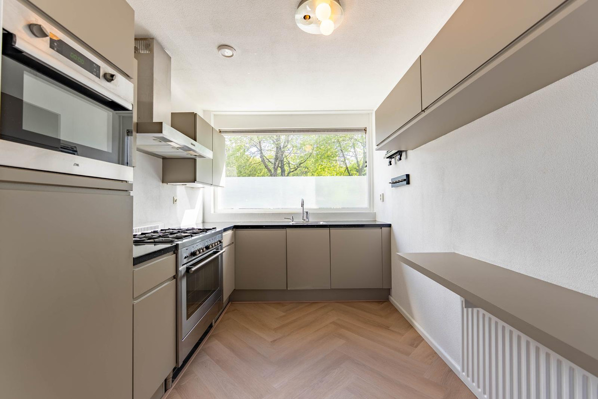 Tussenwoning te koop: A. Noordewier-Reddingiuslaan 193, Rotterdam