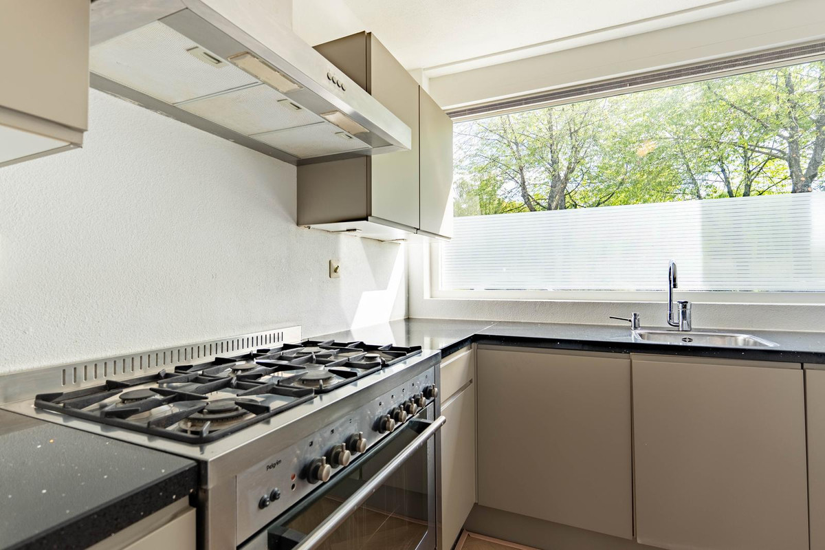 Tussenwoning te koop: A. Noordewier-Reddingiuslaan 193, Rotterdam