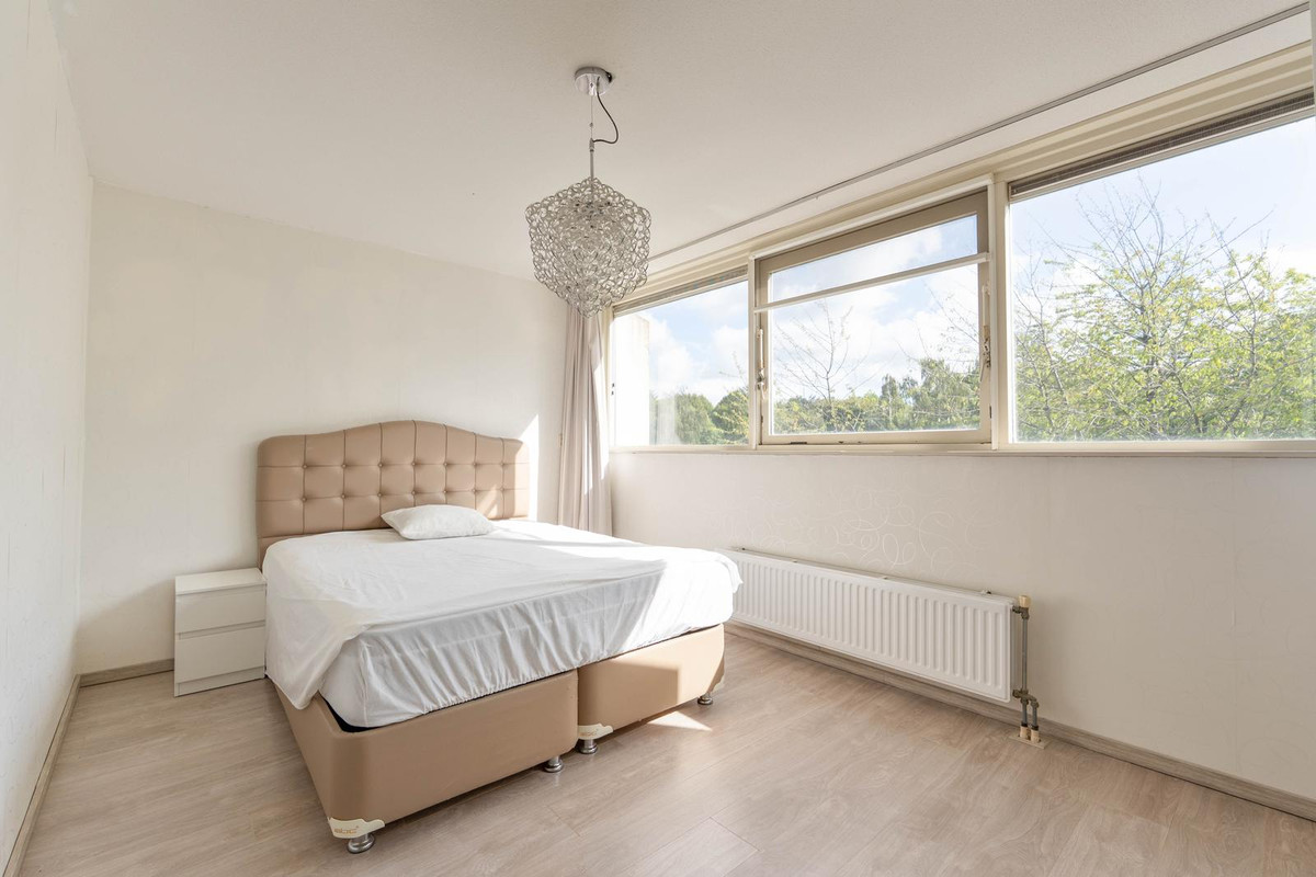 Tussenwoning te koop: A. Noordewier-Reddingiuslaan 193, Rotterdam