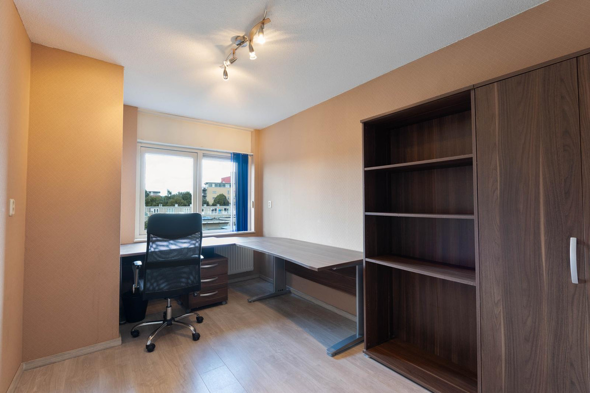 Tussenwoning te koop: A. Noordewier-Reddingiuslaan 193, Rotterdam