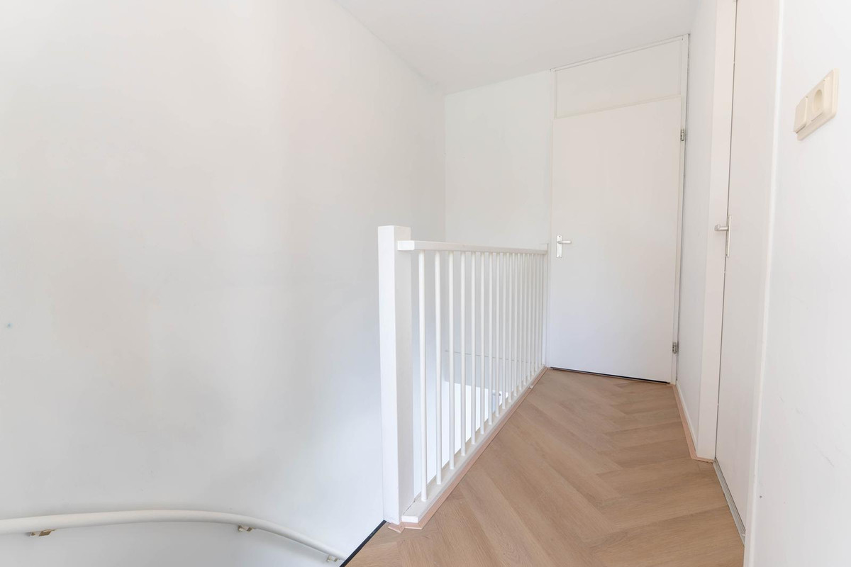 Tussenwoning te koop: A. Noordewier-Reddingiuslaan 193, Rotterdam