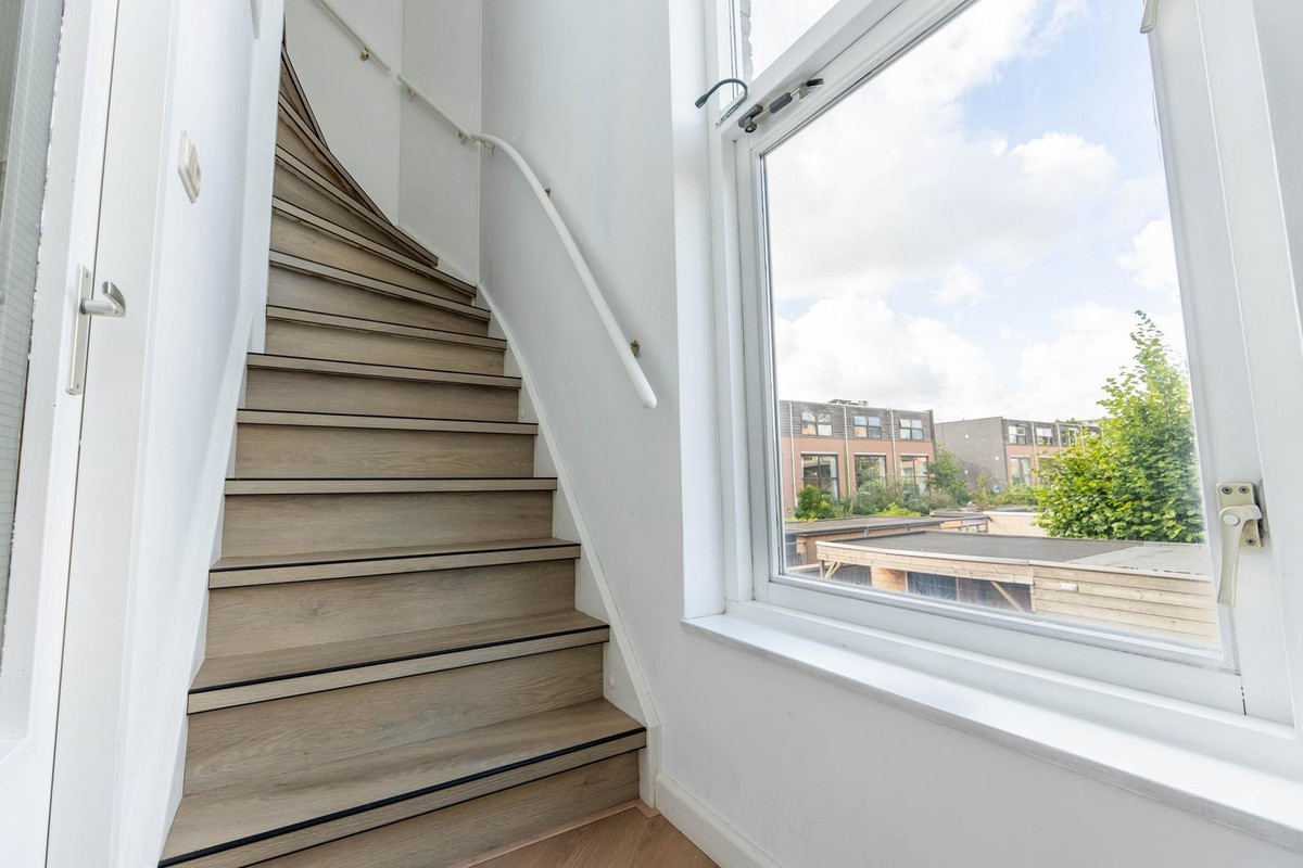 Tussenwoning te koop: A. Noordewier-Reddingiuslaan 193, Rotterdam