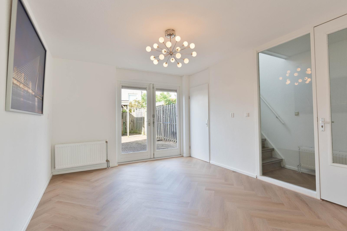 Tussenwoning te koop: A. Noordewier-Reddingiuslaan 193, Rotterdam