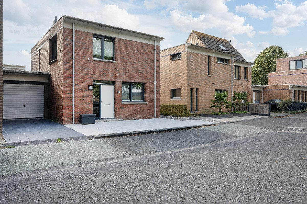 Hoekwoning te koop: Guadeloupestraat 32, Almere