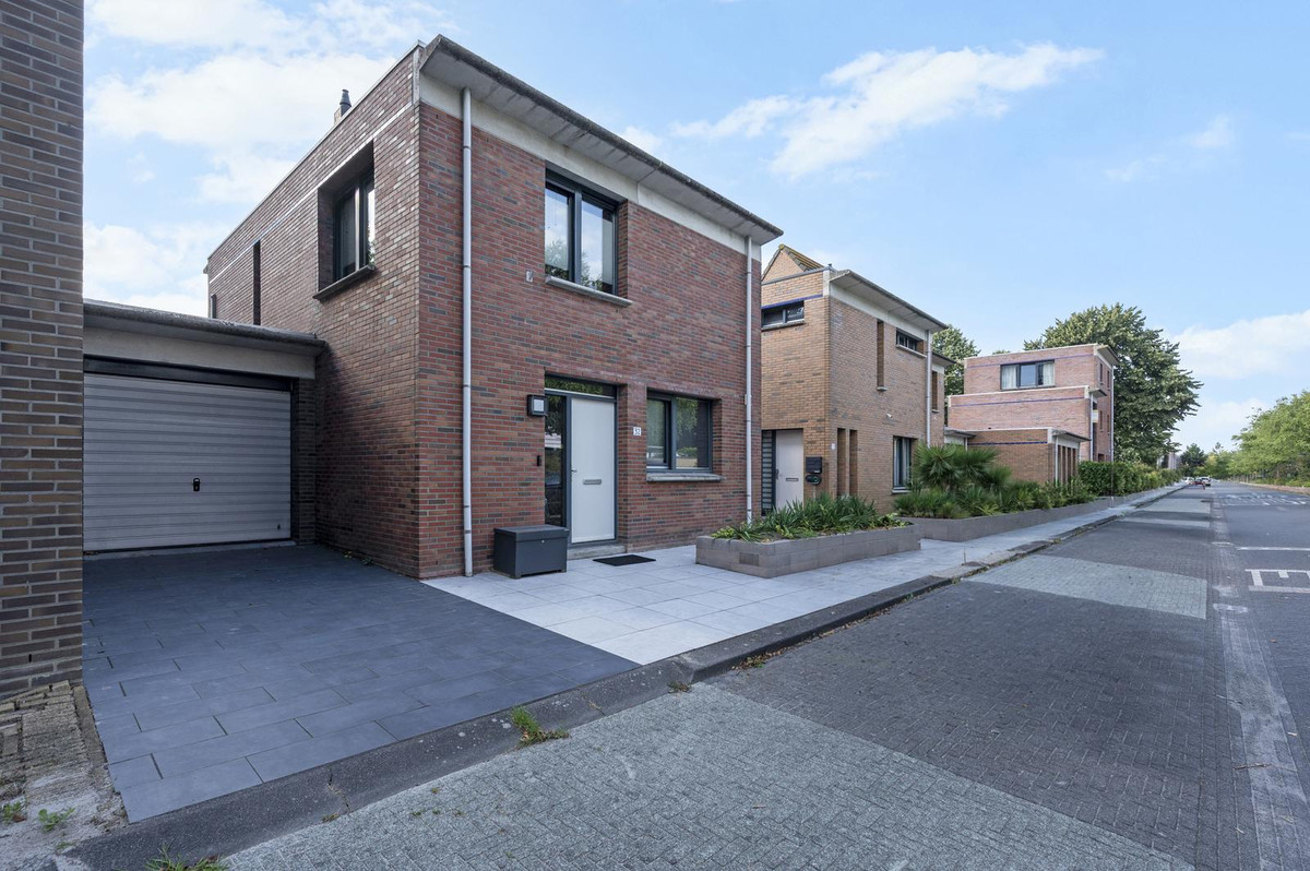 Hoekwoning te koop: Guadeloupestraat 32, Almere