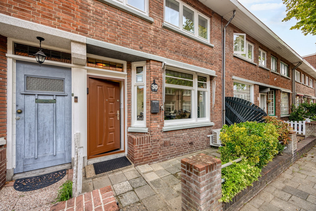 Tussenwoning te koop: Van Vlotenstraat 30, 'S-Gravenhage