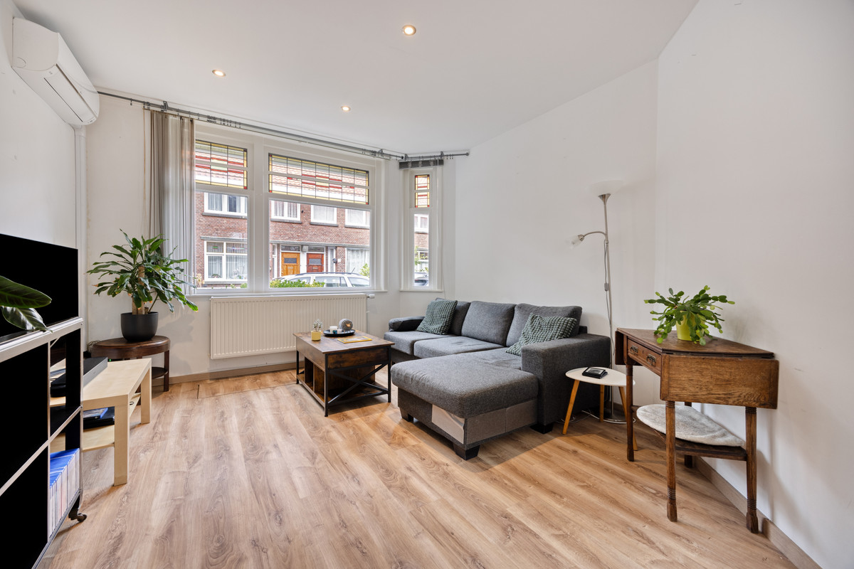 Tussenwoning te koop: Van Vlotenstraat 30, 'S-Gravenhage