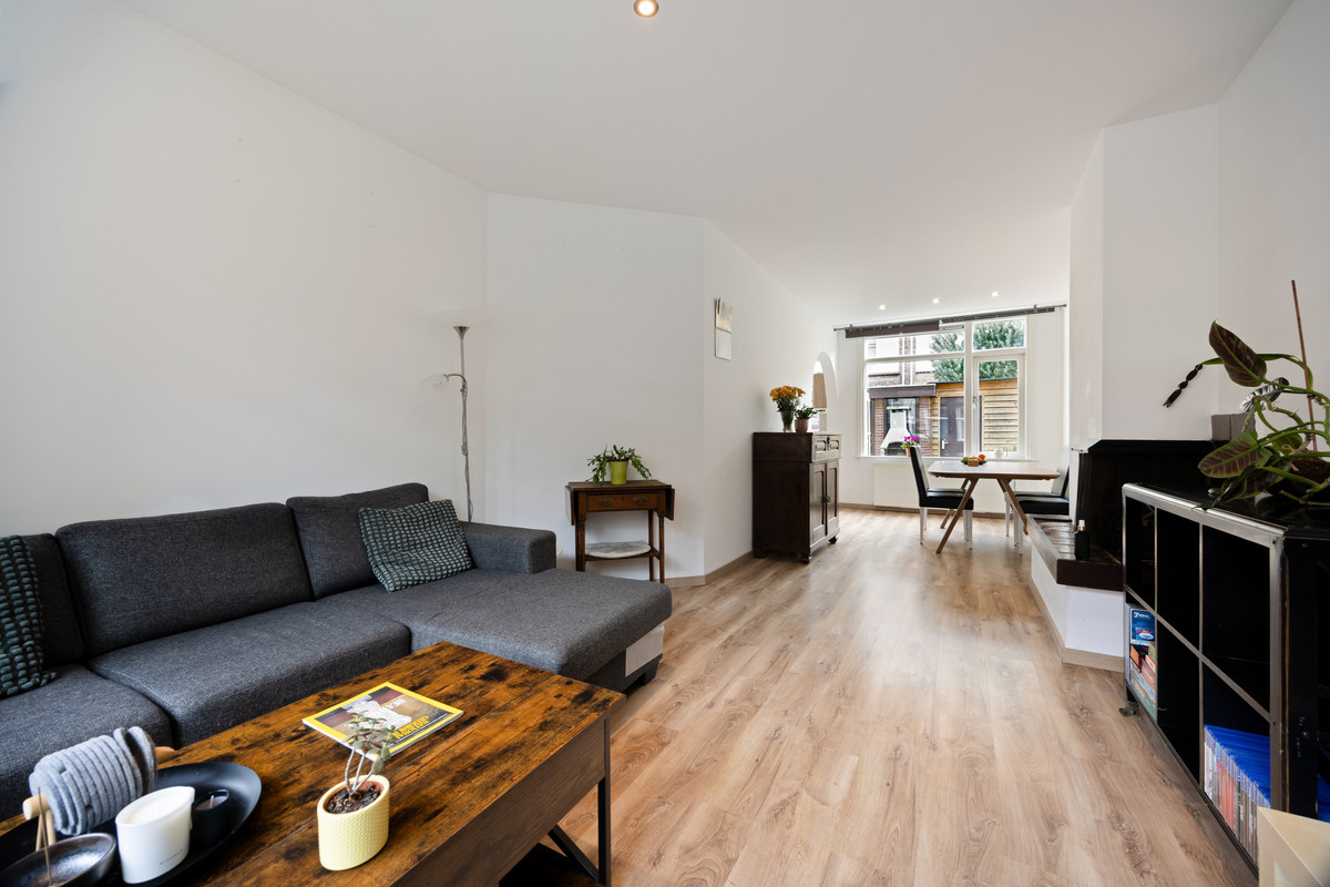 Tussenwoning te koop: Van Vlotenstraat 30, 'S-Gravenhage