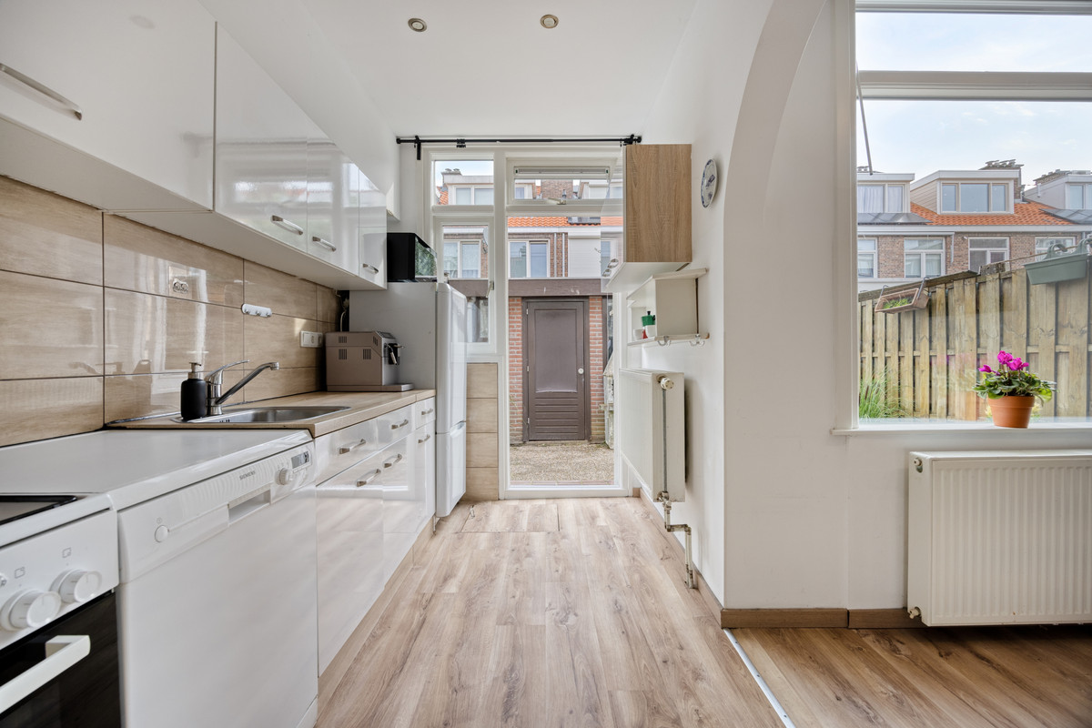 Tussenwoning te koop: Van Vlotenstraat 30, 'S-Gravenhage