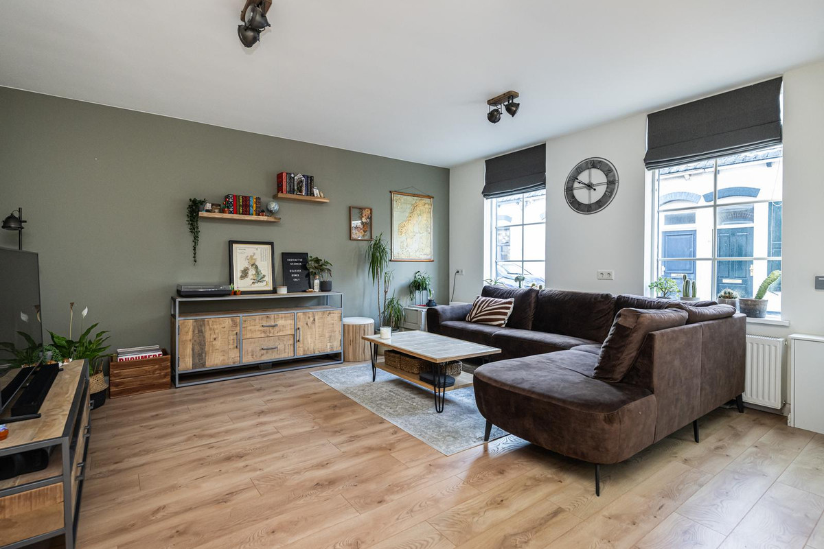 Tussenwoning te koop: Weeshuisstraat 15, Sommelsdijk