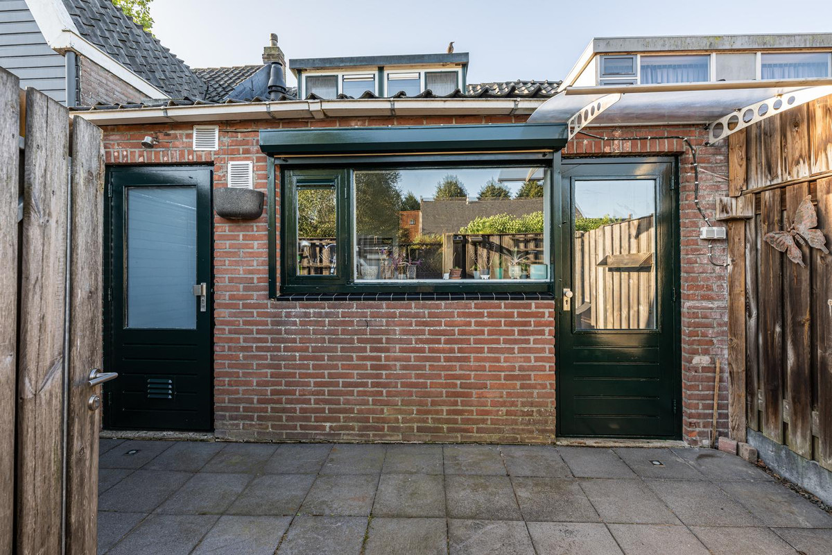 Tussenwoning te koop: Weeshuisstraat 15, Sommelsdijk
