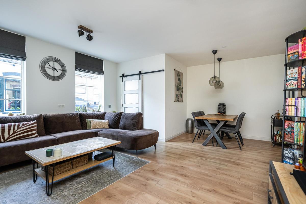 Tussenwoning te koop: Weeshuisstraat 15, Sommelsdijk