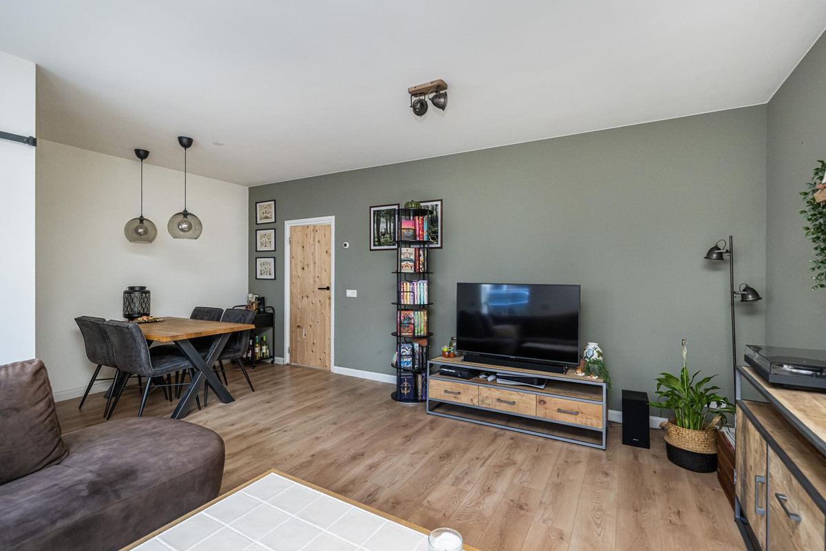 Tussenwoning te koop: Weeshuisstraat 15, Sommelsdijk
