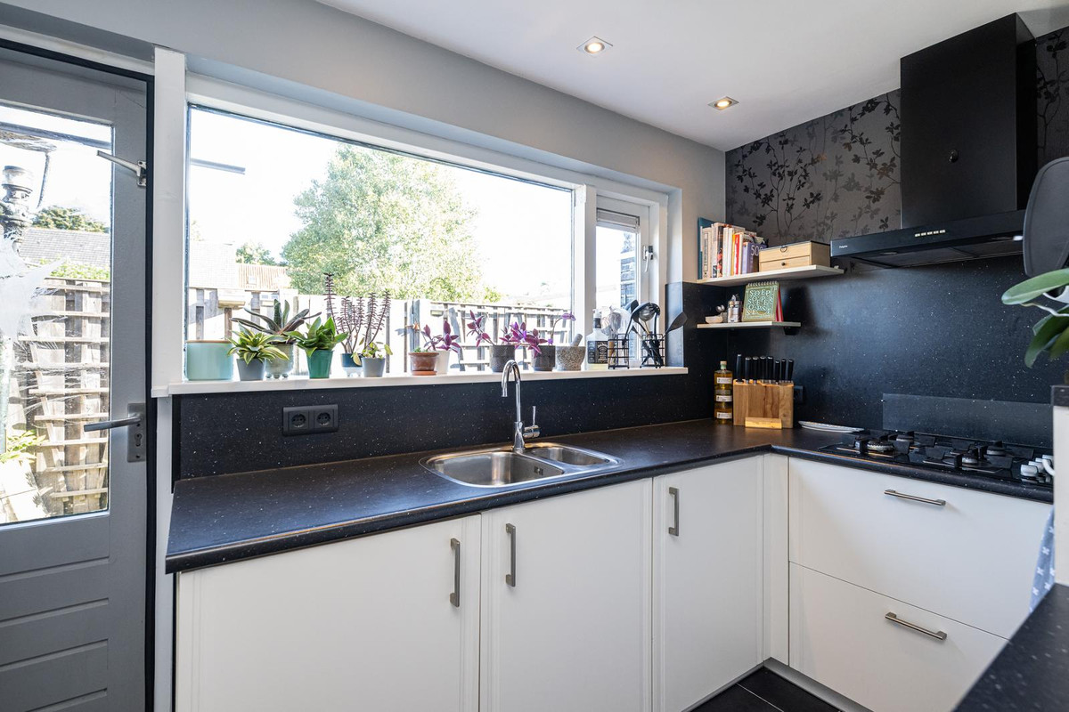 Tussenwoning te koop: Weeshuisstraat 15, Sommelsdijk