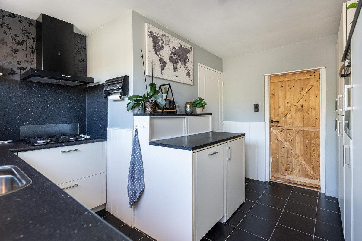 Tussenwoning te koop: Weeshuisstraat 15, Sommelsdijk