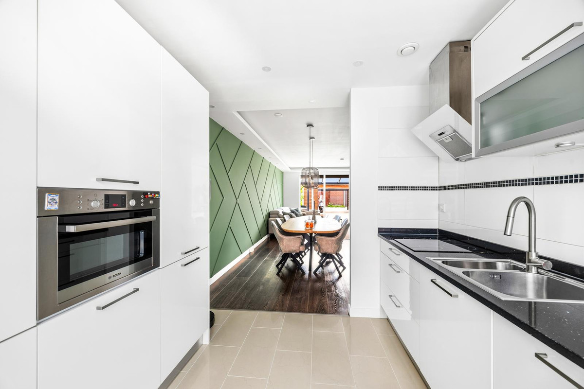 Tussenwoning te koop: Menkemastraat 52, 'S-Gravenhage