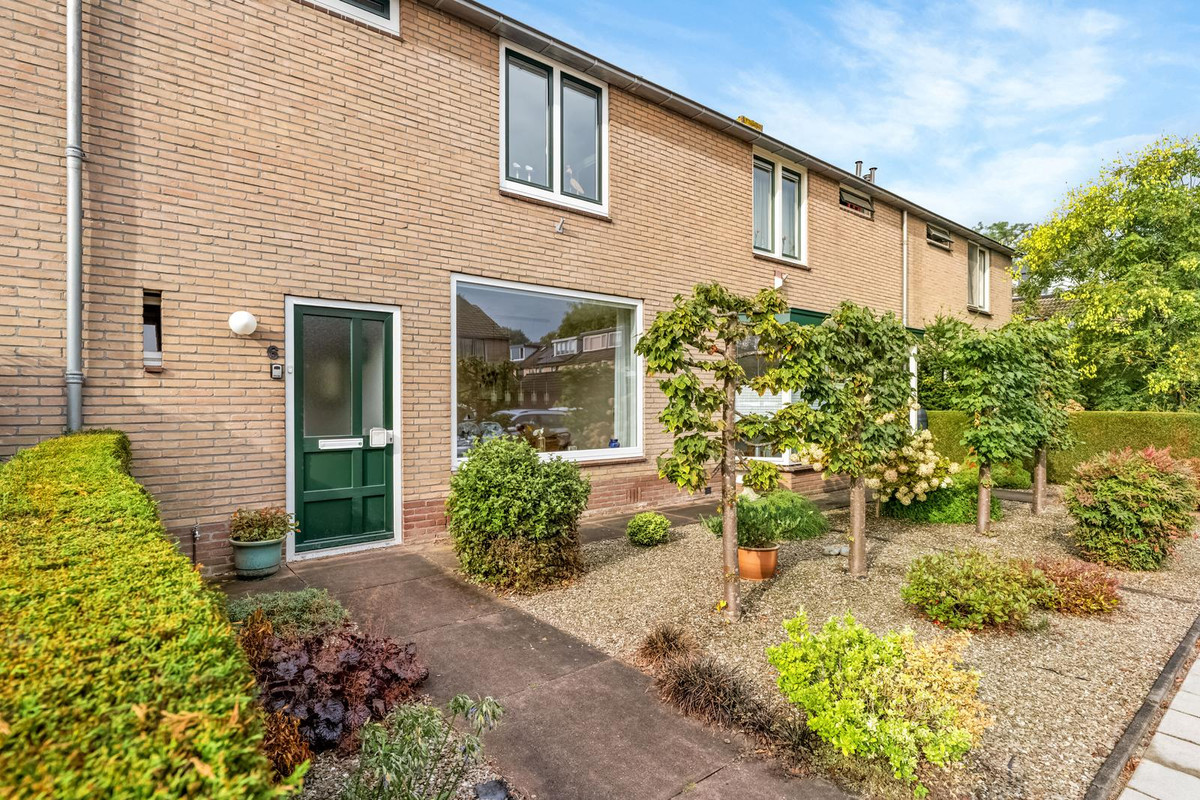 Tussenwoning te koop: Lijsterbeslaan 6, Hoogland